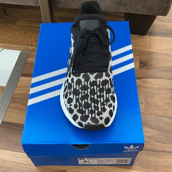 Like new adidas sneakers - Picture 2 of 4